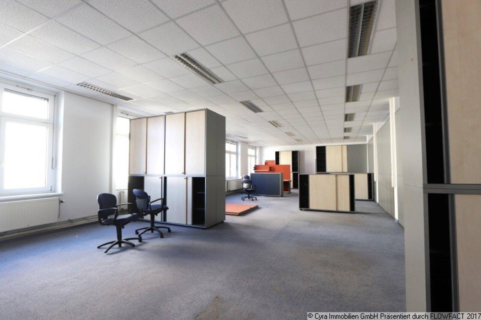 Geräumiges Büro mit Schränken, Bürostühlen und Teppichboden, bereit zur individuellen Einrichtung.