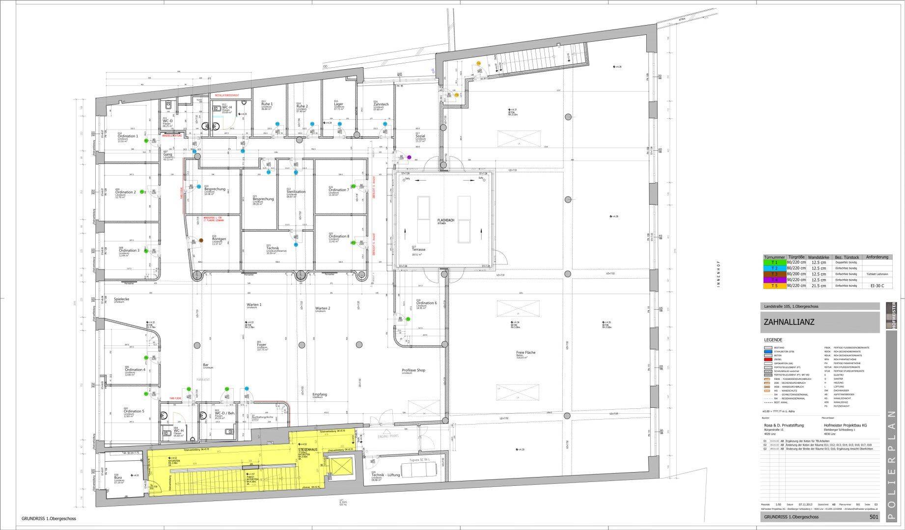 Detaillierter Grundrissplan eines Gebäudes mit verschiedenen Räumen und Funktionsbereichen, inklusive Aufzug.