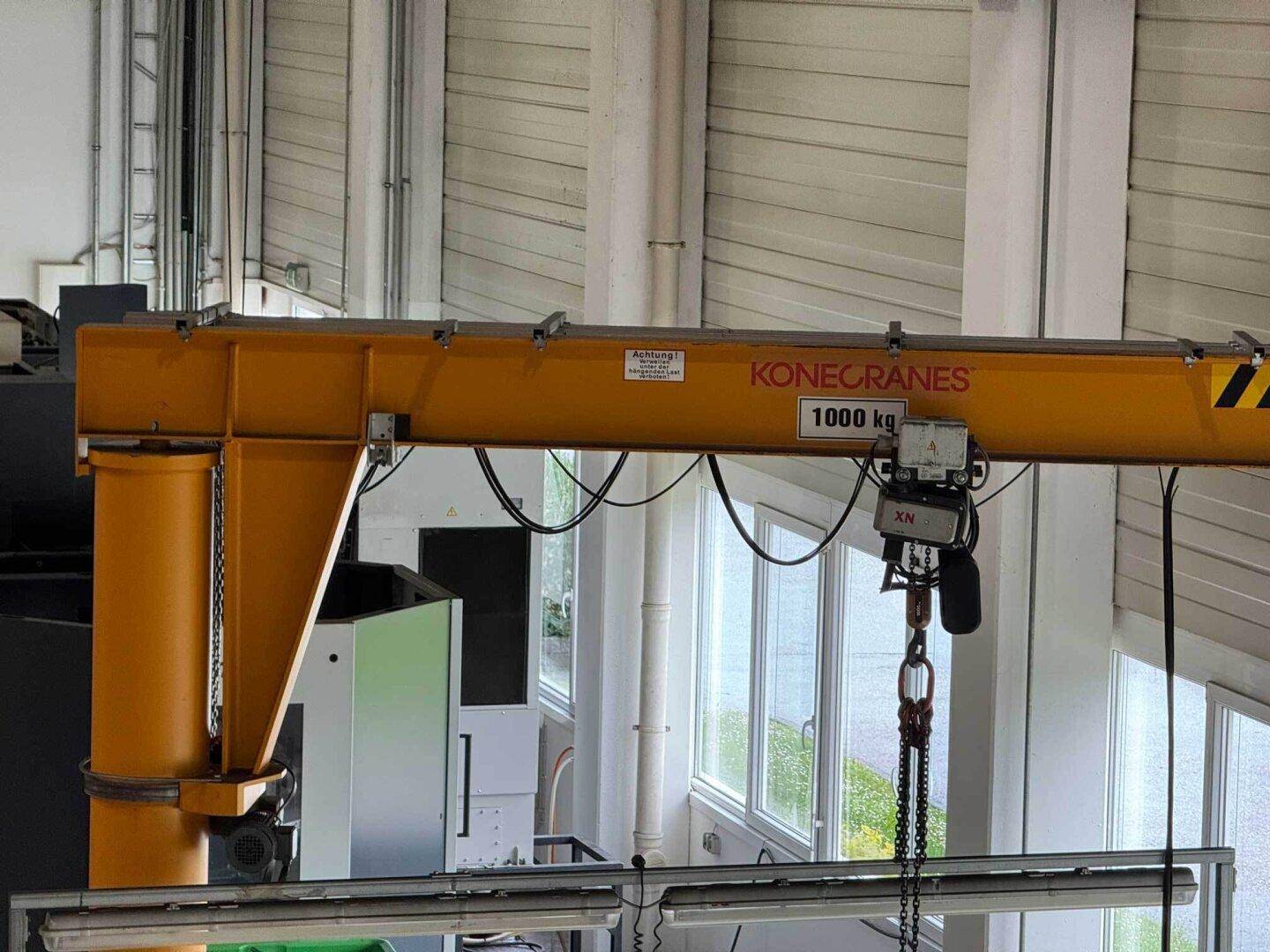 Nahaufnahme eines gelben Schwenkkrans der Marke Konecranes mit einer Tragfähigkeit von 1000 kg.