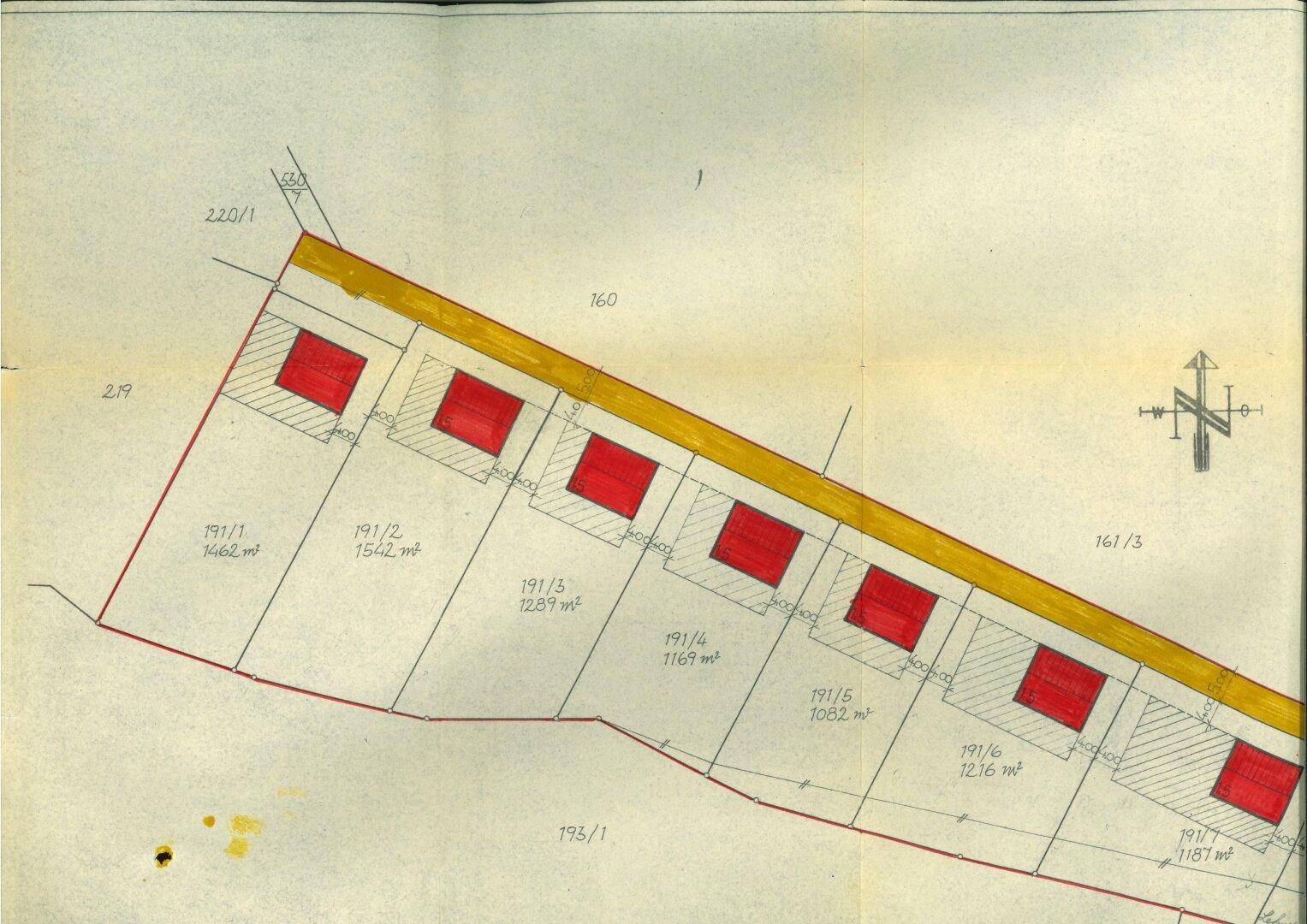 Übersicht eines Bebauungsplans mit mehreren geplanten Baugrundstücken und einer bestehenden Straße.