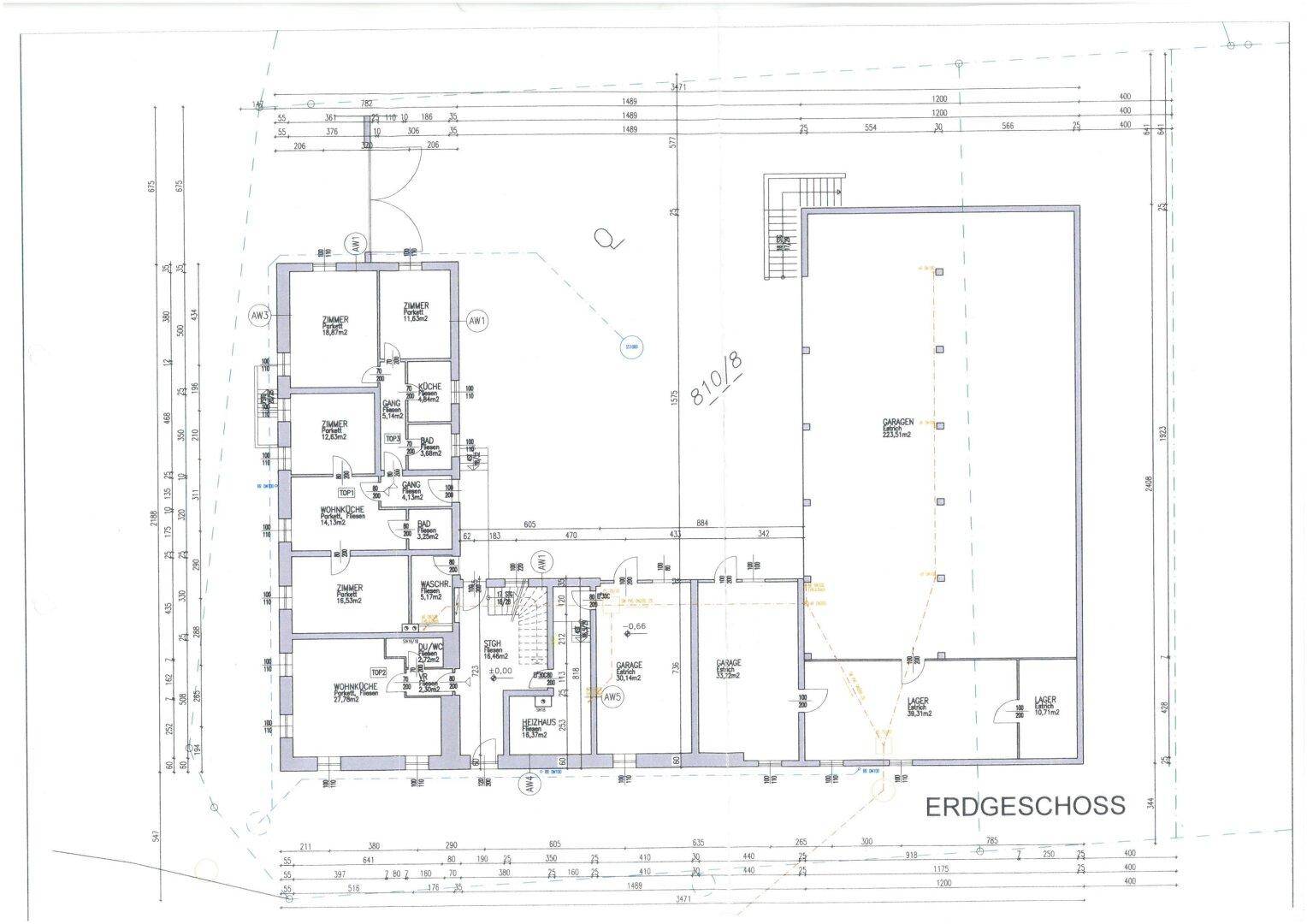 Grundriss des Erdgeschosses mit mehreren Zimmern, Küchen, Bädern und Garagenbereichen.