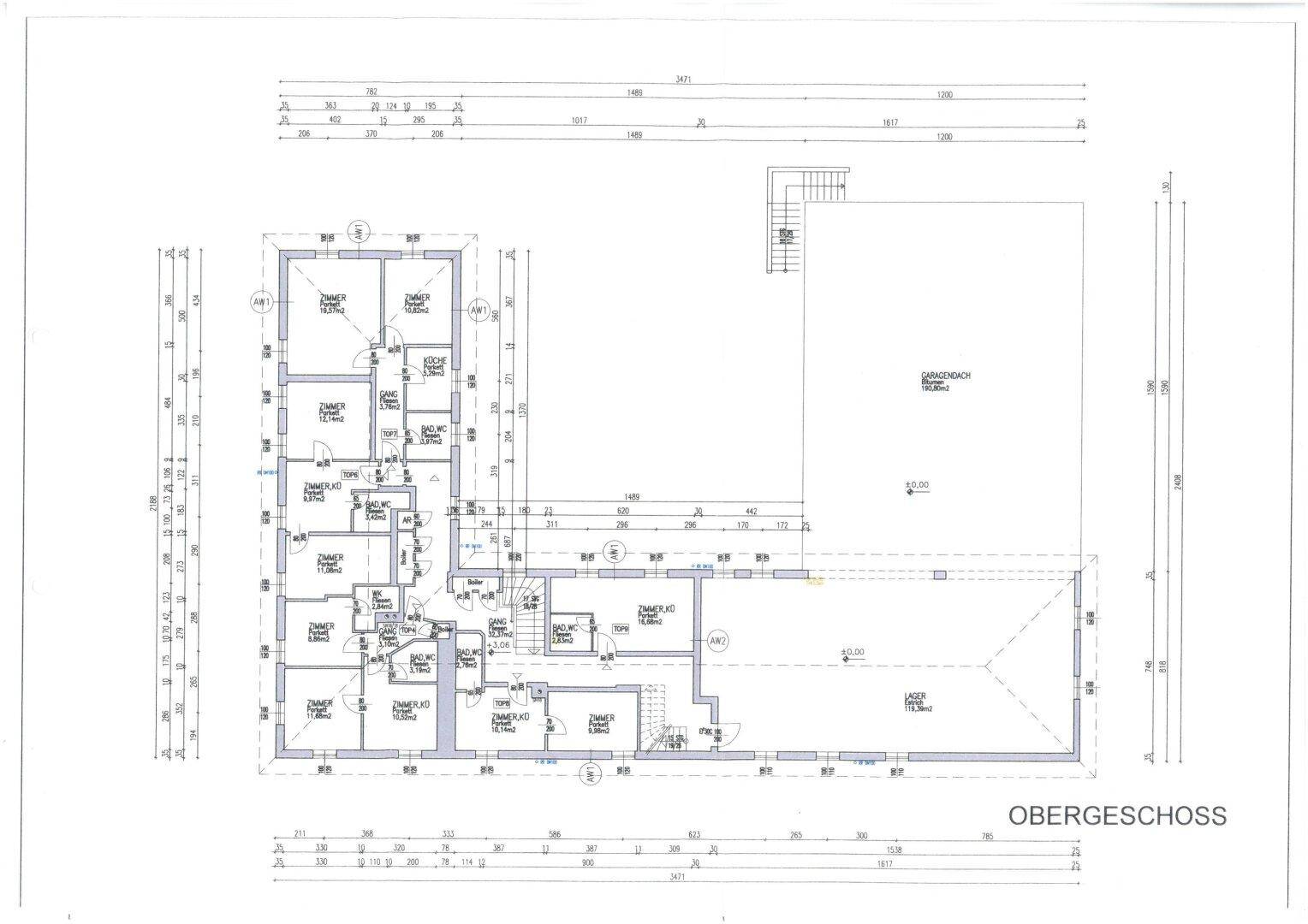 Grundriss des Obergeschosses mit verschiedenen Zimmern, Küchen, Bädern und einem großen Garagenbereich.