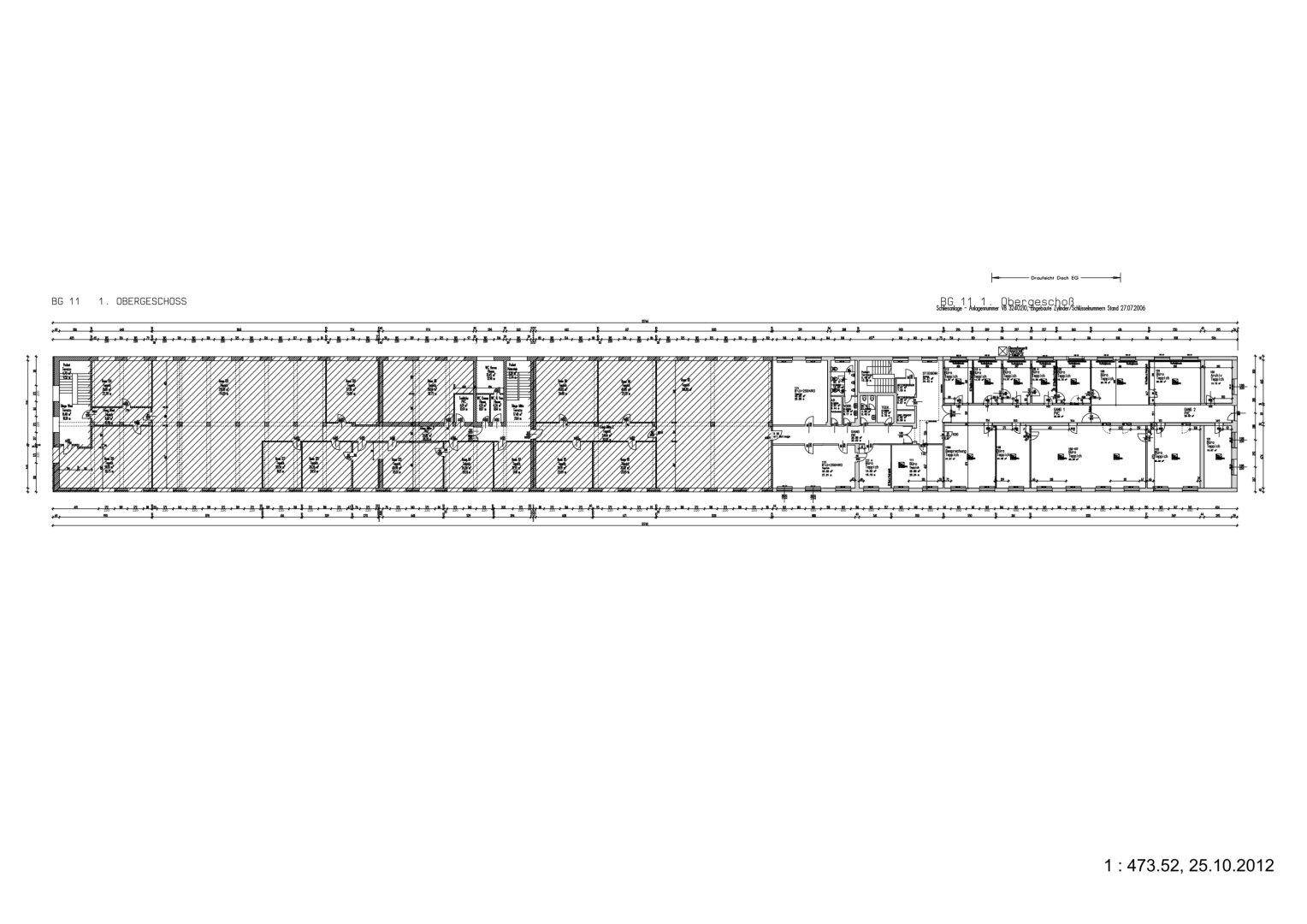 Übersichtlicher Grundriss des ersten Obergeschosses mit vielen Büroräumen und einem langen Flur.