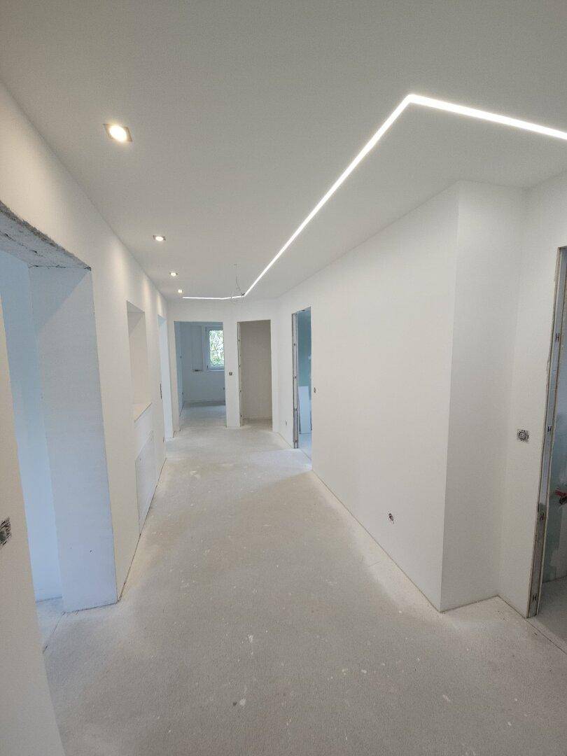 Moderne Dachgeschosswohnung im Dreiparteienhaus in zentrumsnaher Lage! - Mehr