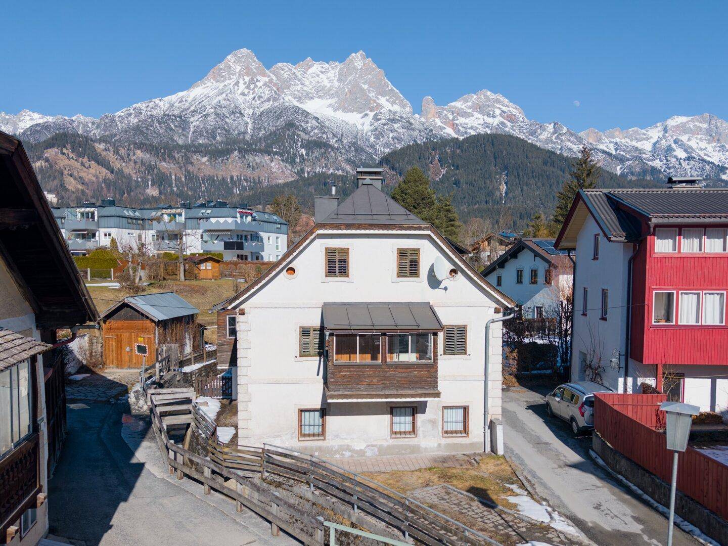 Alpenländisches Haus mit beeindruckendem Bergblick und traditionellen Holzfensterläden.