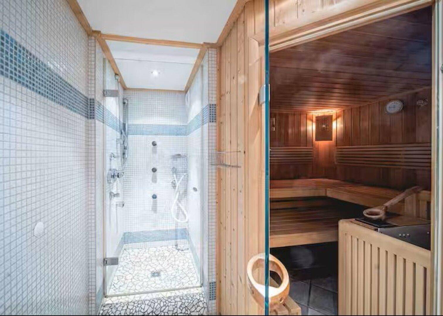 Wellnessbereich mit Sauna und moderner Duschkabine, ideal zur Entspannung.