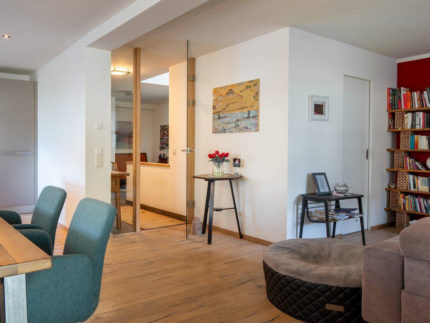 Heller Flurbereich mit Holzboden und Blick in angrenzende Räume, modern und offen gestaltet.