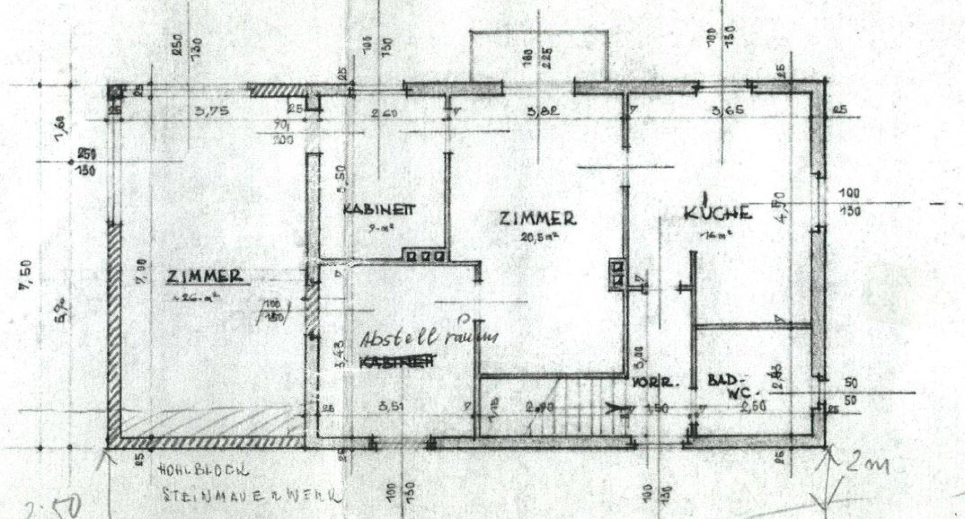 Grundriss des Obergeschosses mit Zimmern, Küche, Bad und Abstellraum.