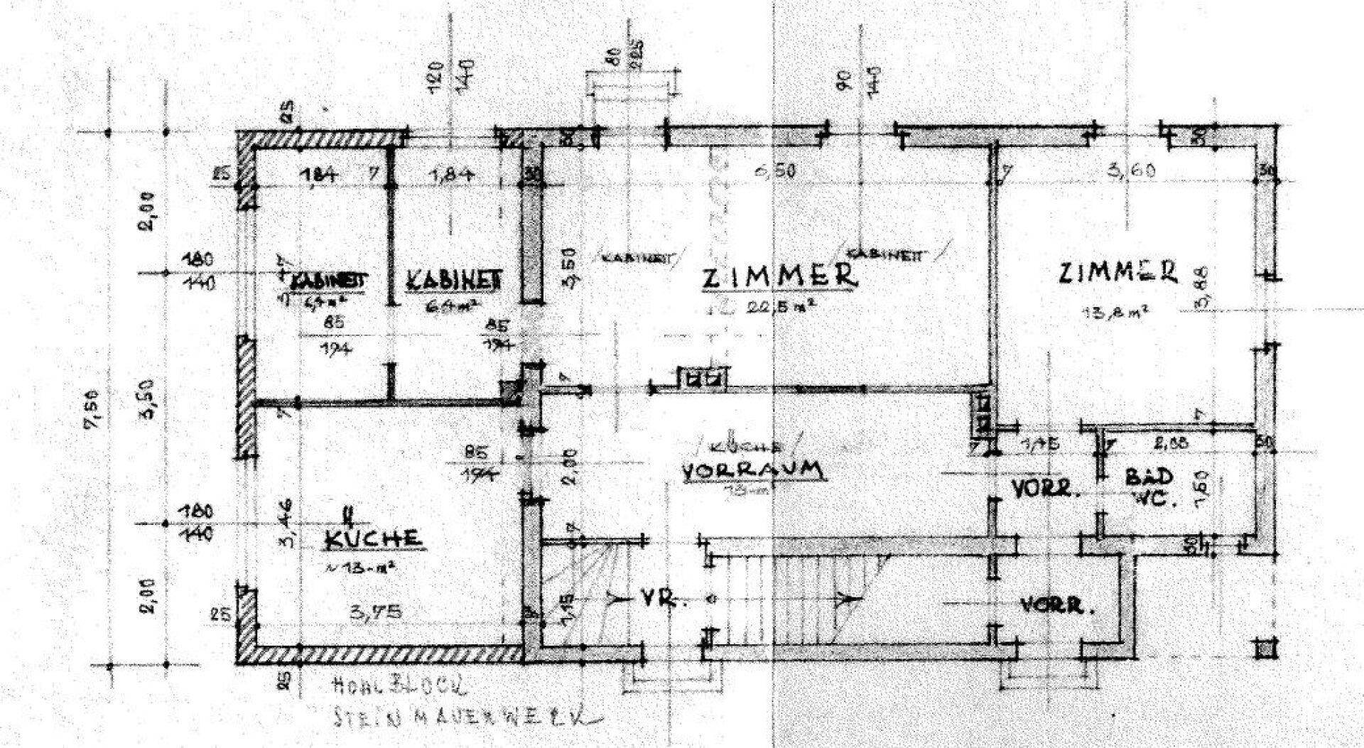 Grundriss des Erdgeschosses mit Zimmern, Küche, Bad und Vorräumen.