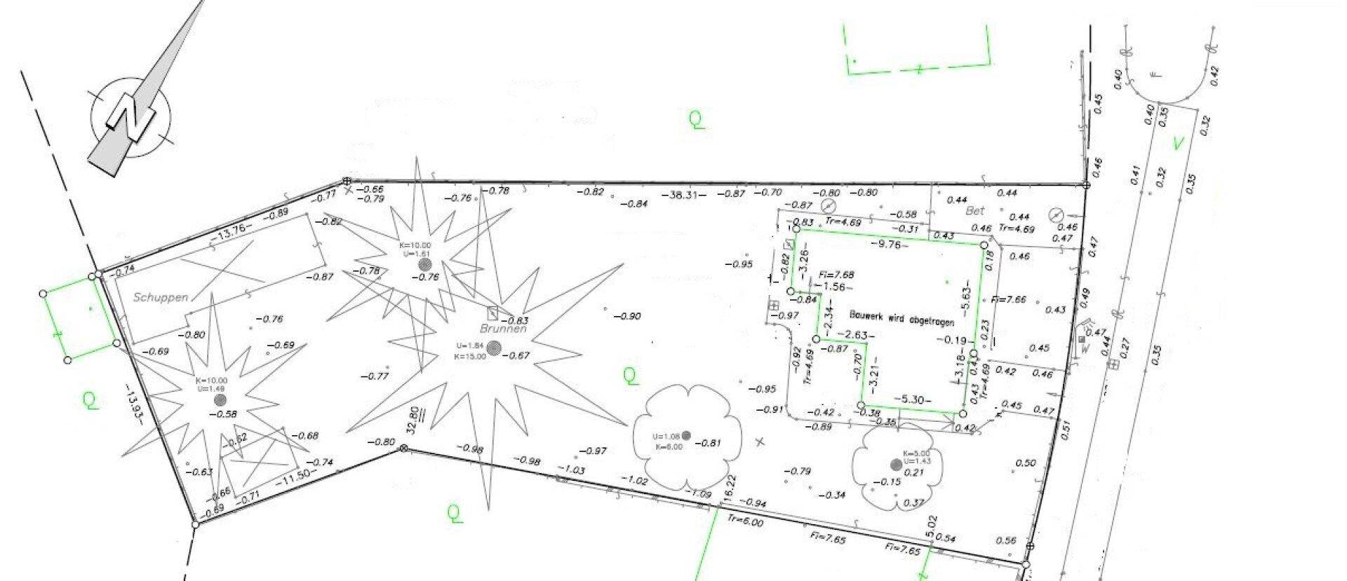 Katasterplan des Grundstücks mit eingezeichneten Grenzen, Maßen und Baumbestand.