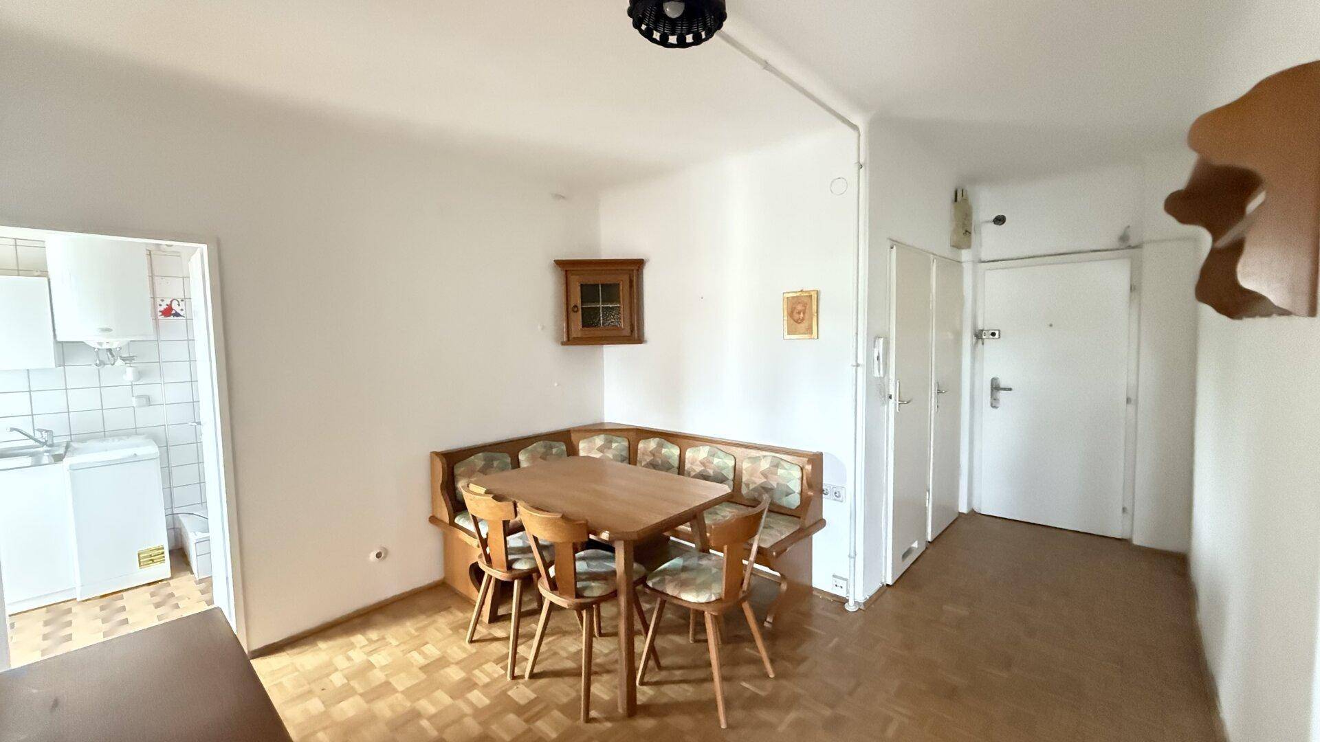 Gemütlicher Essbereich mit Eckbank, Holztisch und direktem Zugang zur Küche.