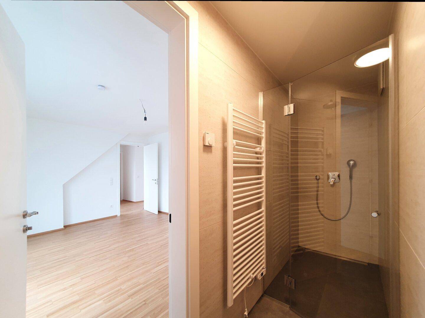 Duschbad-Schlafzimmer