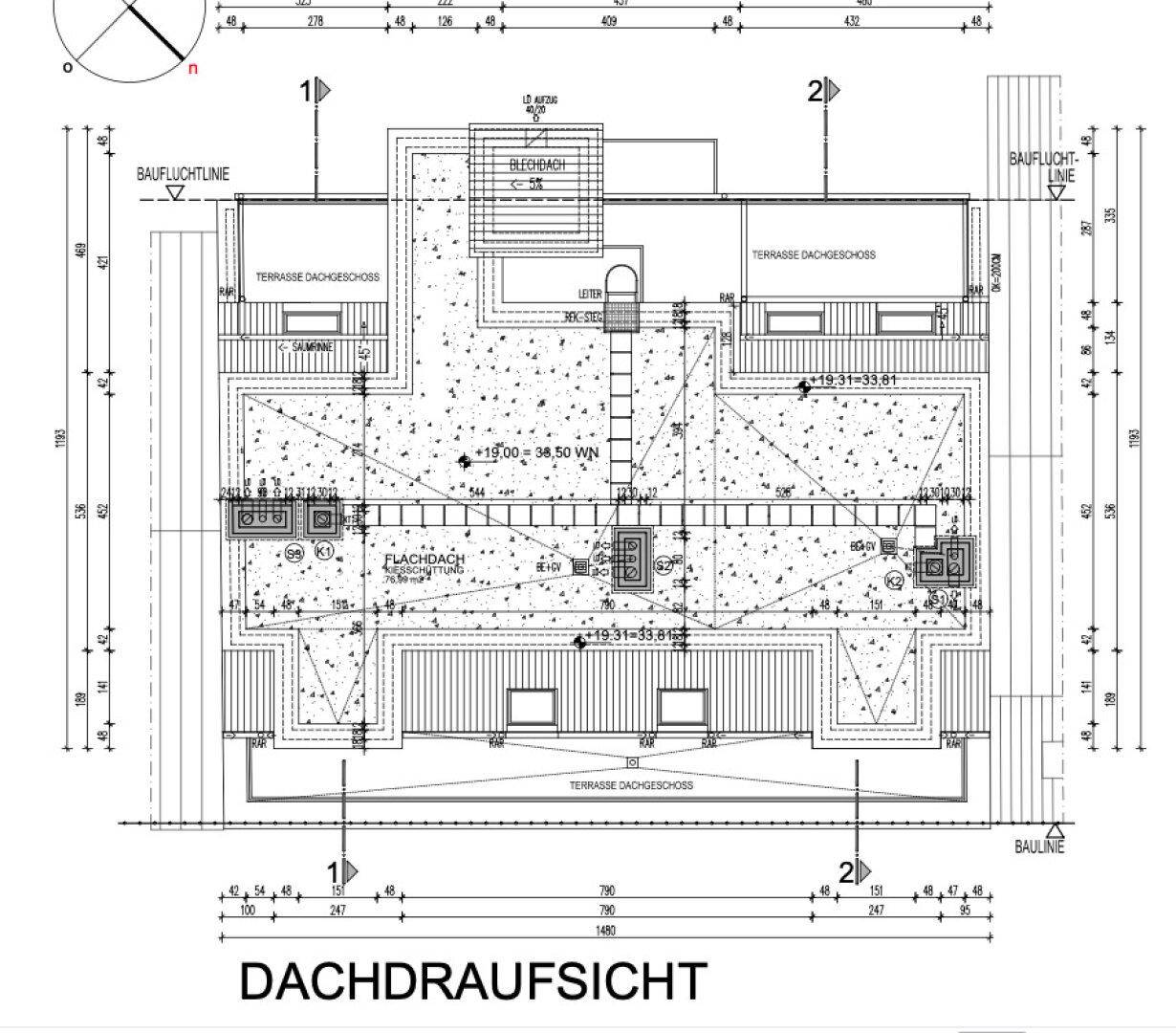 Dachaufsicht mit Terrassenbereichen und Flachdachkonstruktion des Gebäudes.
