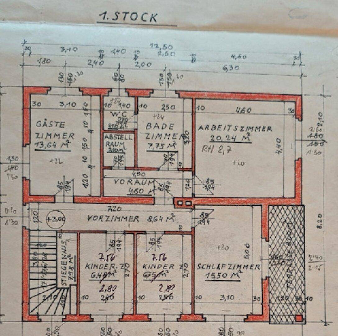 Grundriss des ersten Stocks mit Schlafzimmern, Badezimmer und Gästezimmer.