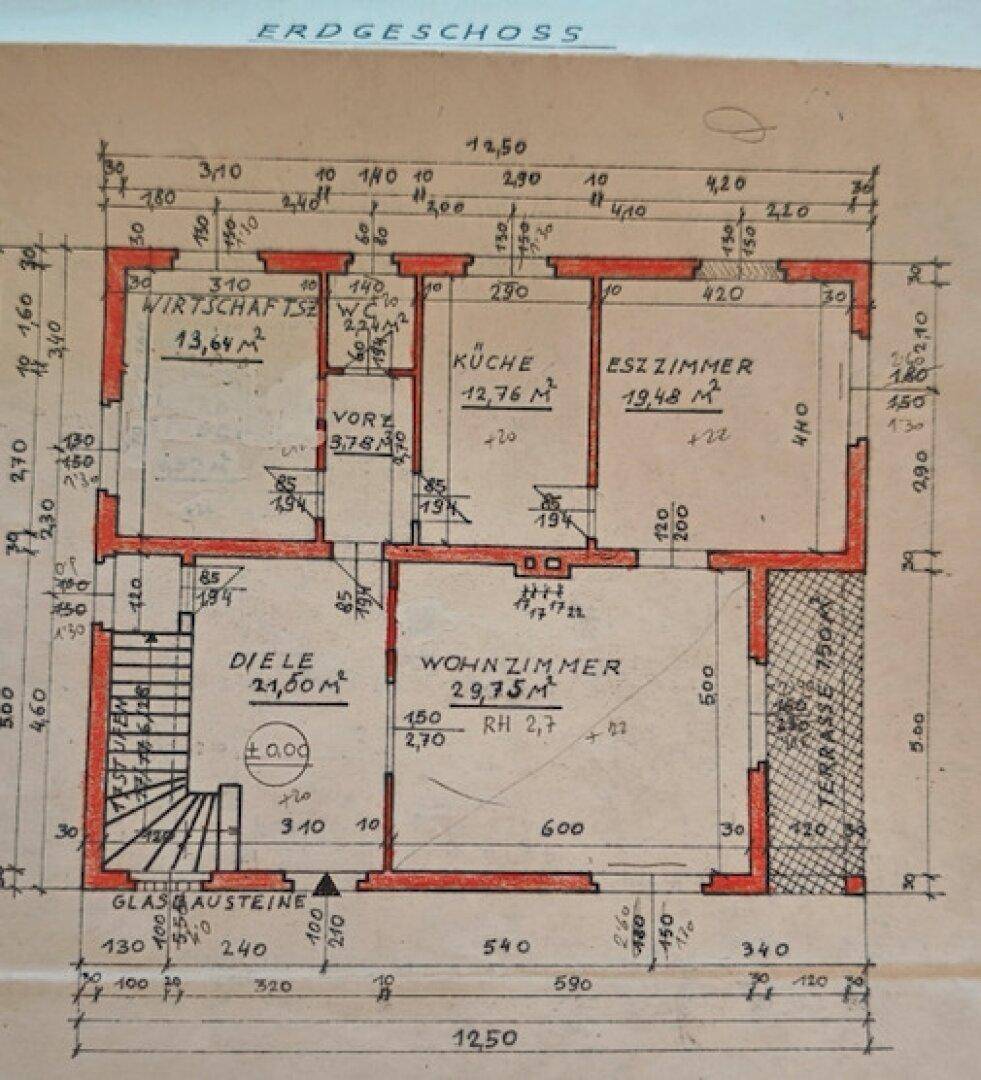 Grundriss des Erdgeschosses mit Wohnzimmer, Esszimmer, Küche und Terrasse.