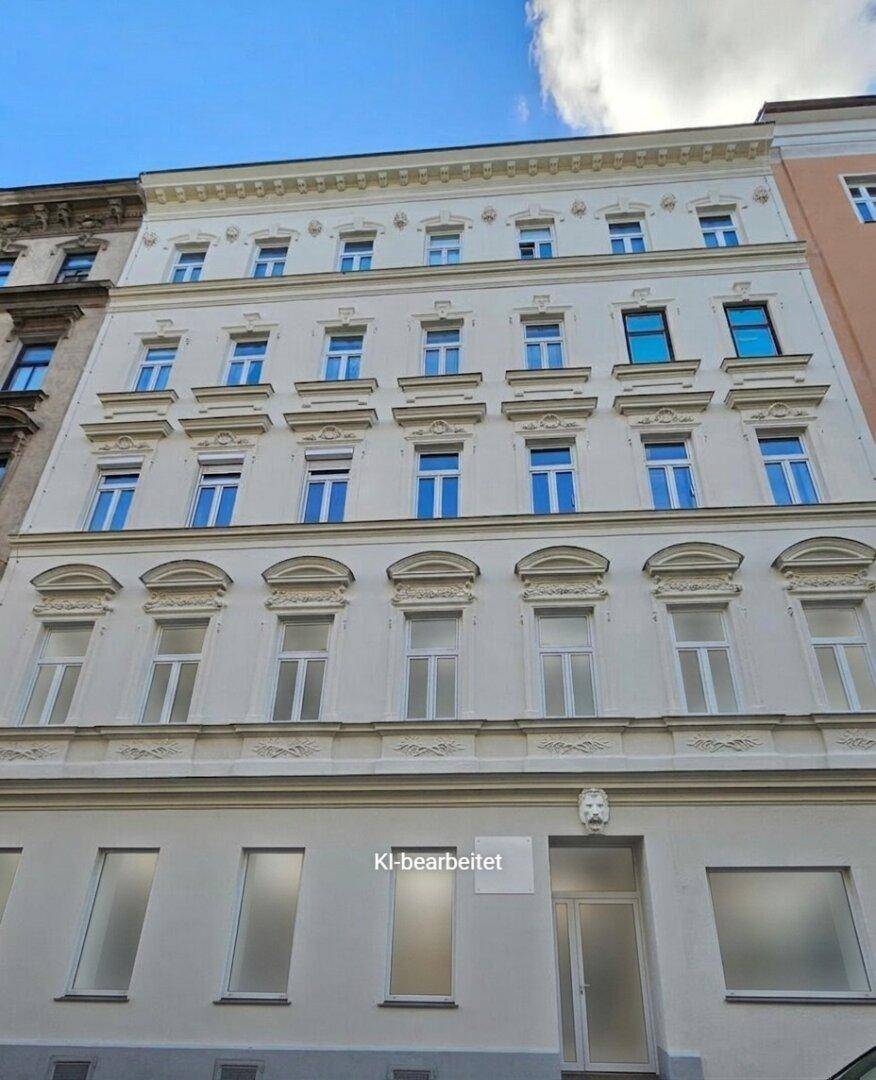 Generalsanierte Fassade eines Altbaus mit vielen Fenstern und klassischer Architektur.