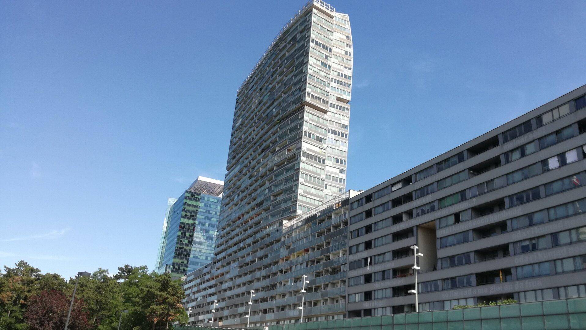Moderne Hochhäuser in der Donaucity mit markanter Architektur und vielen Fenstern.