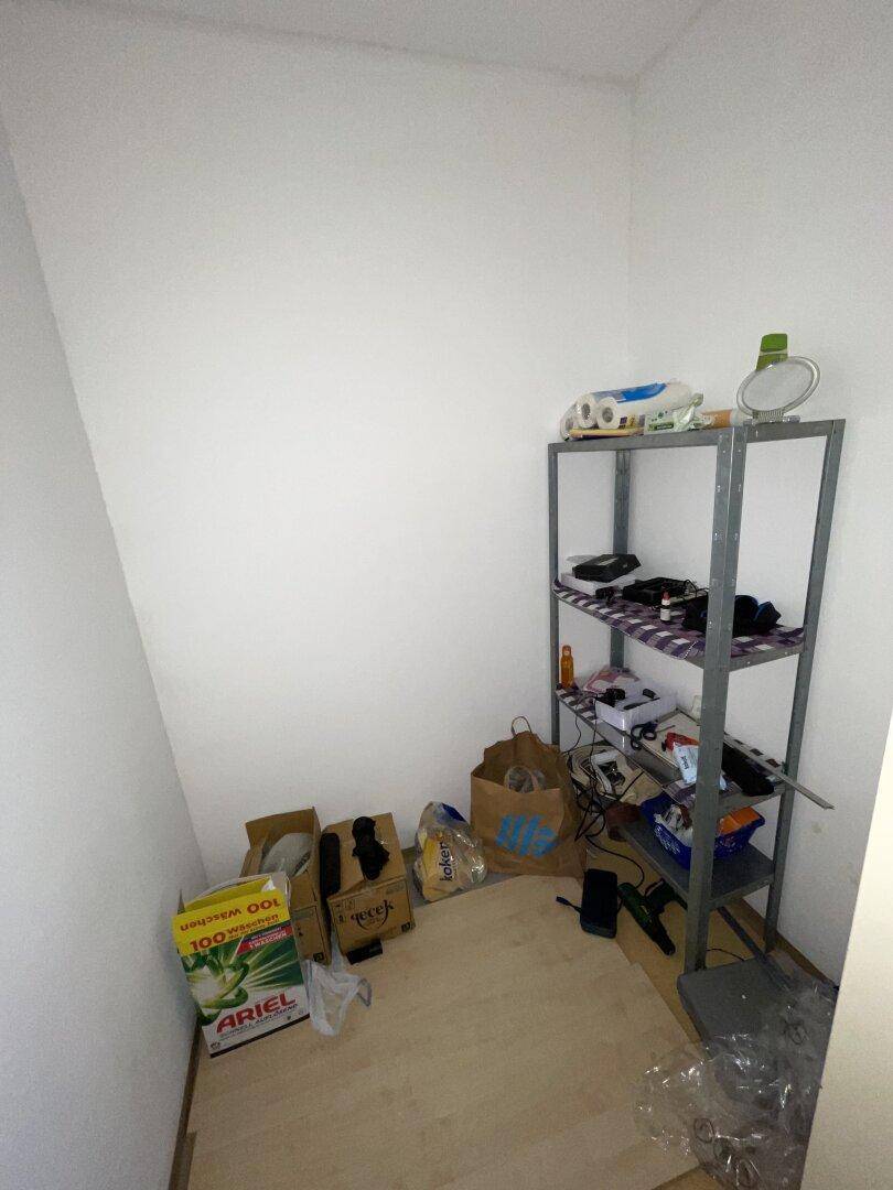 Praktischer Abstellraum mit Regalen für zusätzlichen Stauraum.