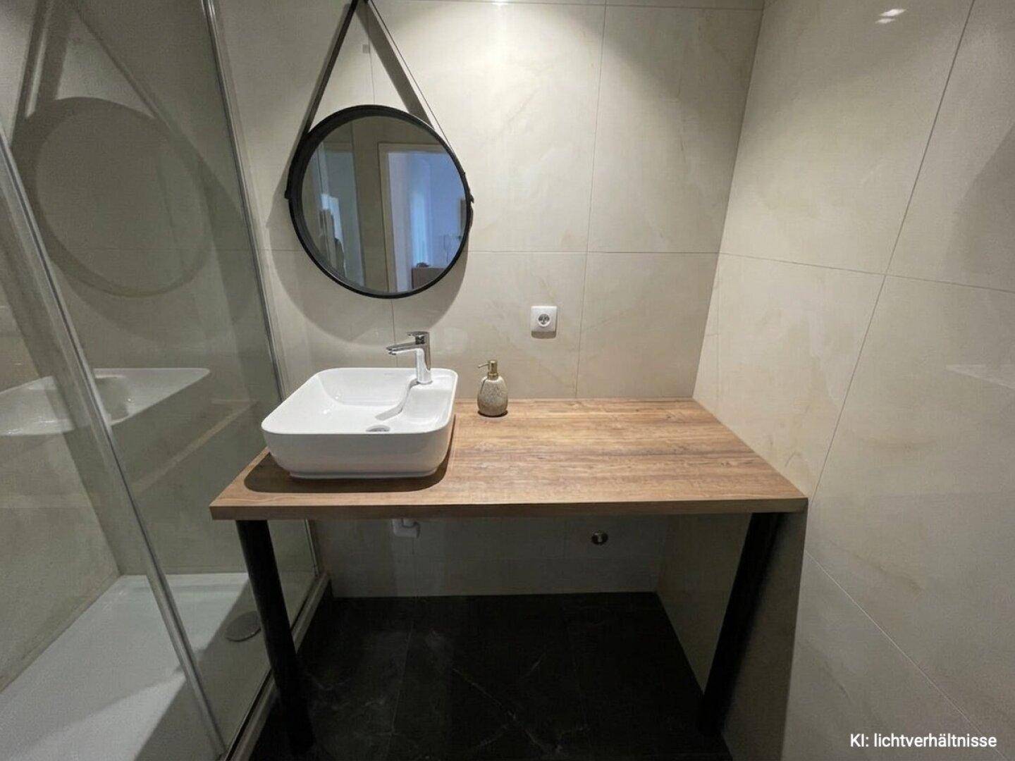 Detailansicht des modernen Waschbeckens auf einer Holzkonsole im Badezimmer.