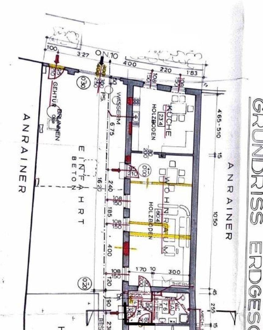 Grundriss des Erdgeschosses mit Küche, Wohnraum, Bad und WC.