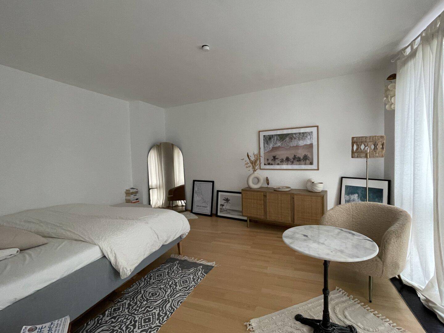 Gemütlicher Schlafbereich mit Doppelbett, Parkettboden und modernen Dekorationselementen, sehr einladend.