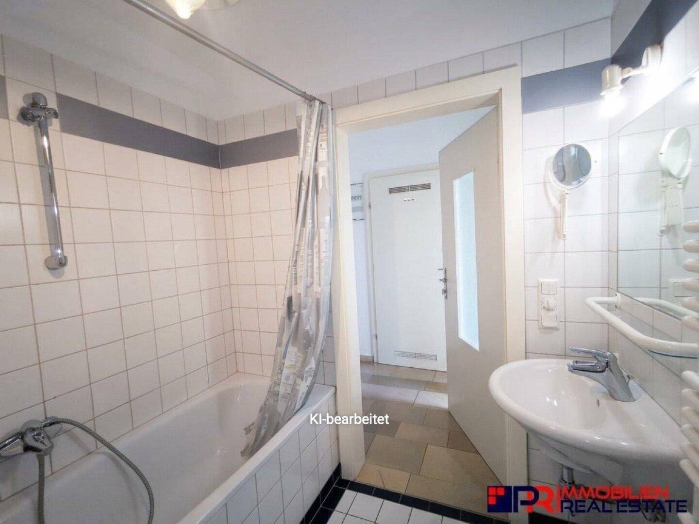 Badezimmer mit Badewanne, Waschbecken und weißen Fliesen, im älteren Stil gehalten.