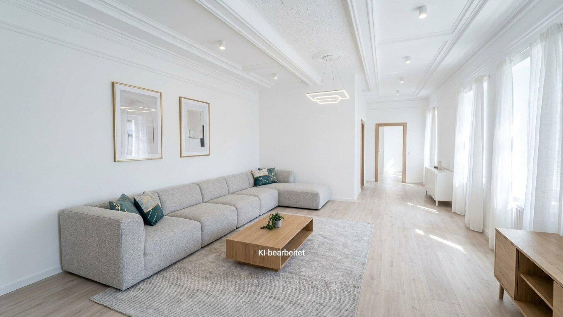 Helles, modernes Wohnzimmer mit großem Ecksofa, Holzboden und dekorativer Stuckdecke.