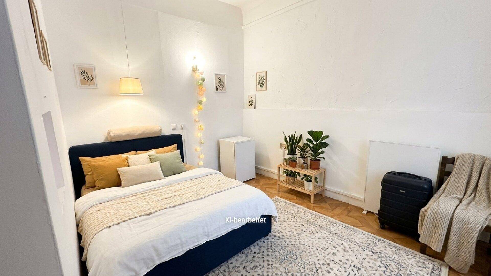 Helles Schlafzimmer mit Doppelbett, Teppich, Pflanzen und weiß gestrichenen Wänden.