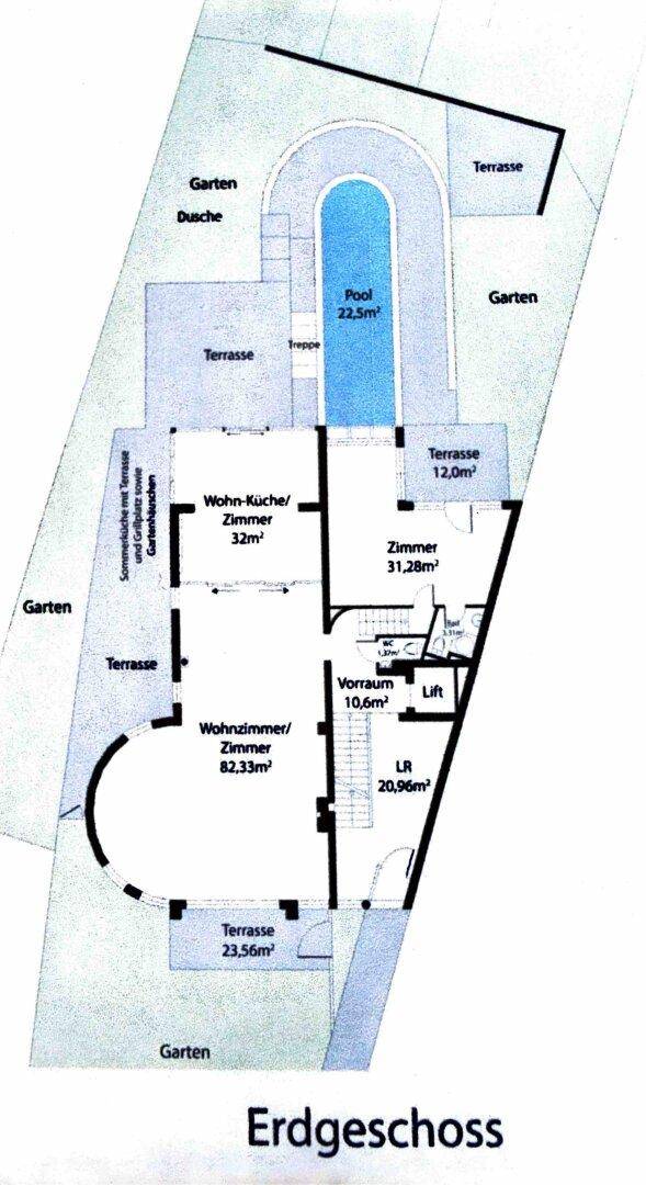 Grundriss des Erdgeschosses mit Wohn-Küche, Zimmern, Terrassen, Pool und Lift.