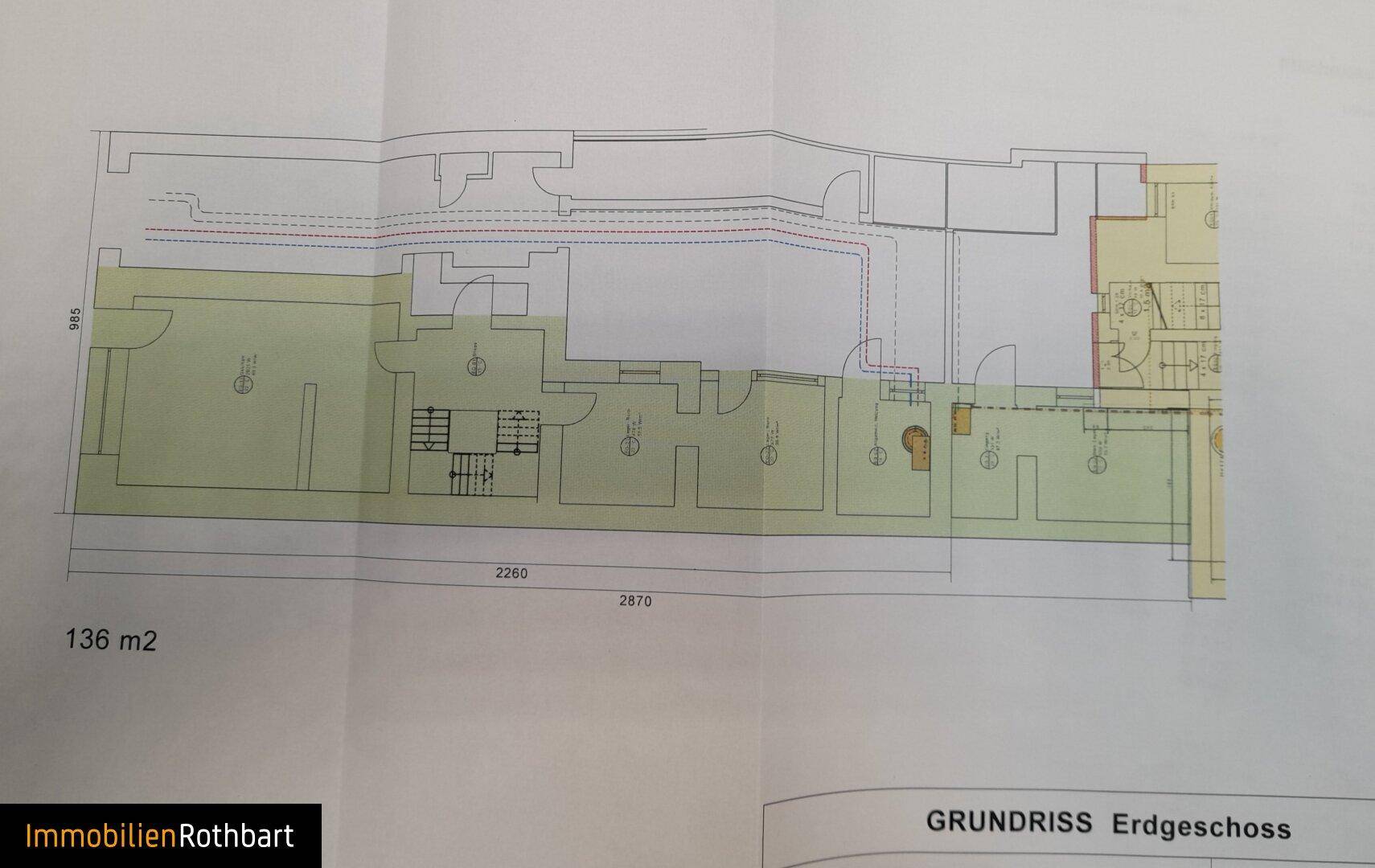 Erweiterter Grundriss des Erdgeschosses mit mehreren Räumen, Treppenhaus und einer Gesamtfläche von 136 m².