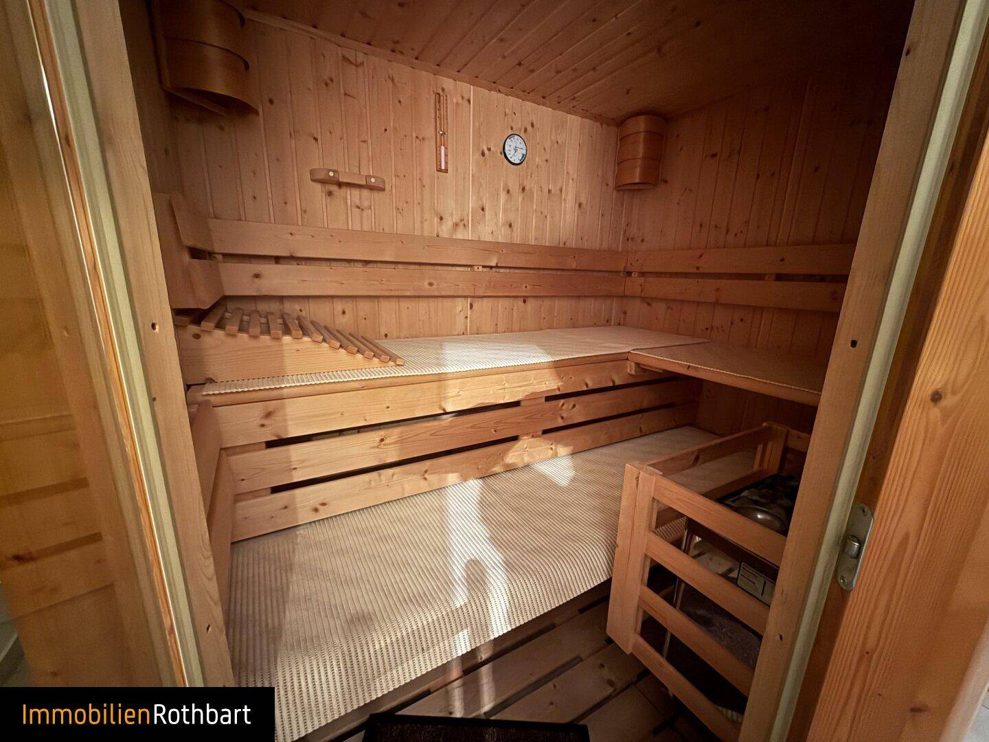 Traditionelle Holzsauna mit mehreren Bänken für Entspannung und Wellness.