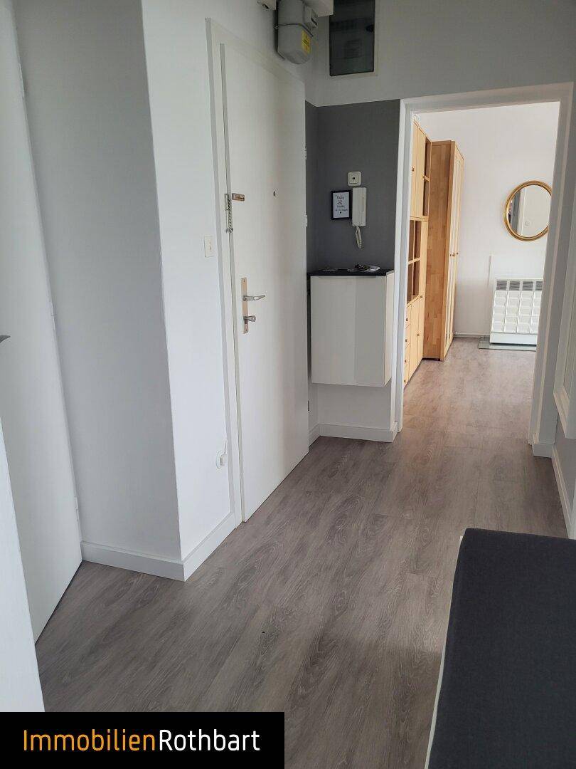 Heller Flur mit Laminatboden und Zugang zu weiteren Räumen der Wohnung.