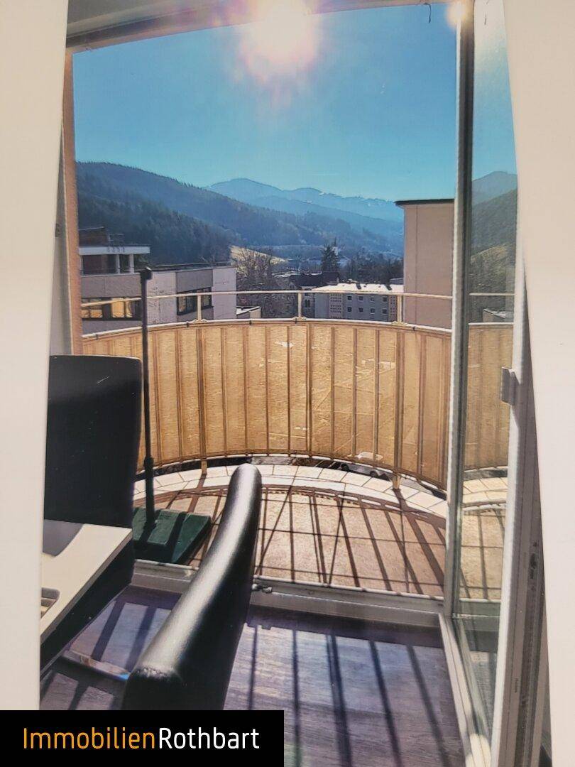 Sonniger Balkon mit Bergblick und Sichtschutz, ideal zum Entspannen im Freien.