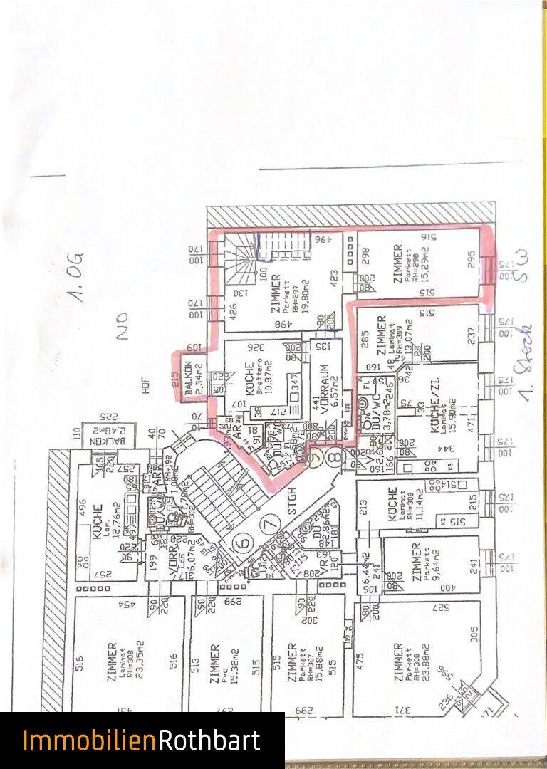 Grundriss des ersten Obergeschosses mit Zimmern, Balkonen und Treppenhaus.