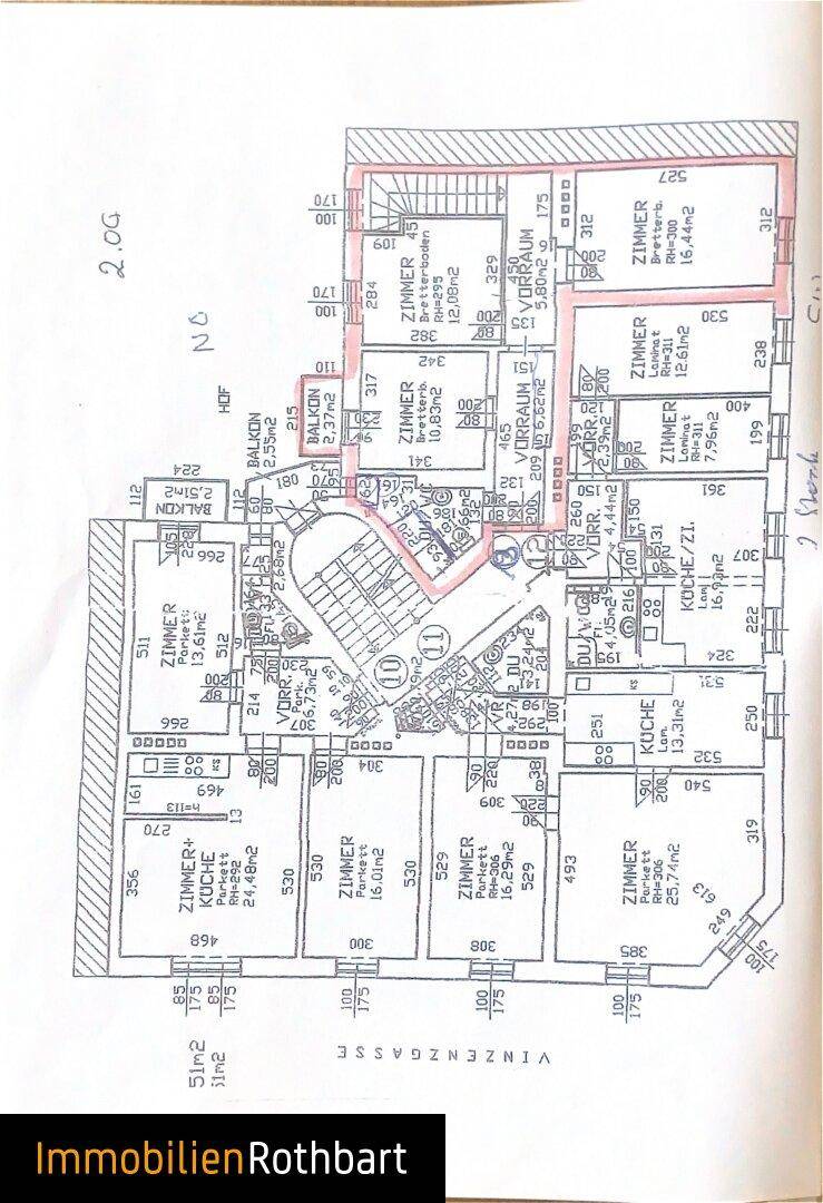 Grundriss des zweiten Obergeschosses mit Zimmern, Balkonen und Treppenhaus.