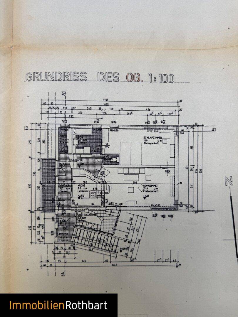 Grundriss des Obergeschosses mit Schlafzimmer, Bad und Balkon.