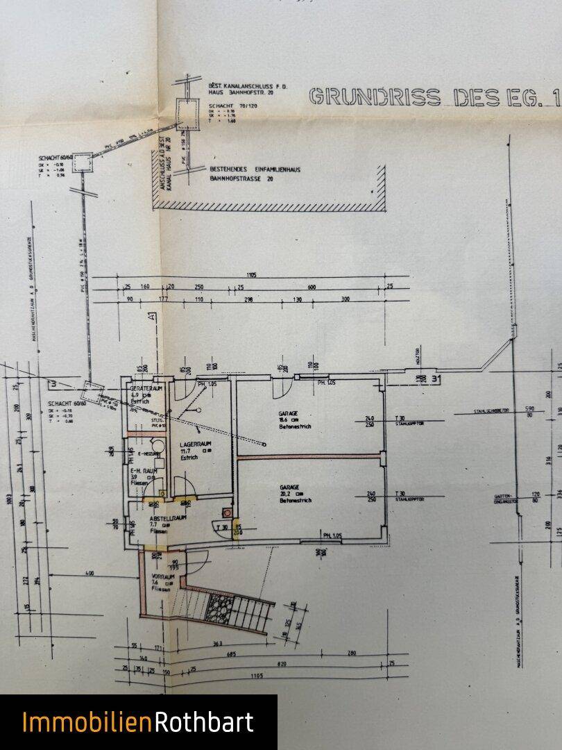 Grundriss des Erdgeschosses mit Garage, Lagerraum und Eingangsbereich.