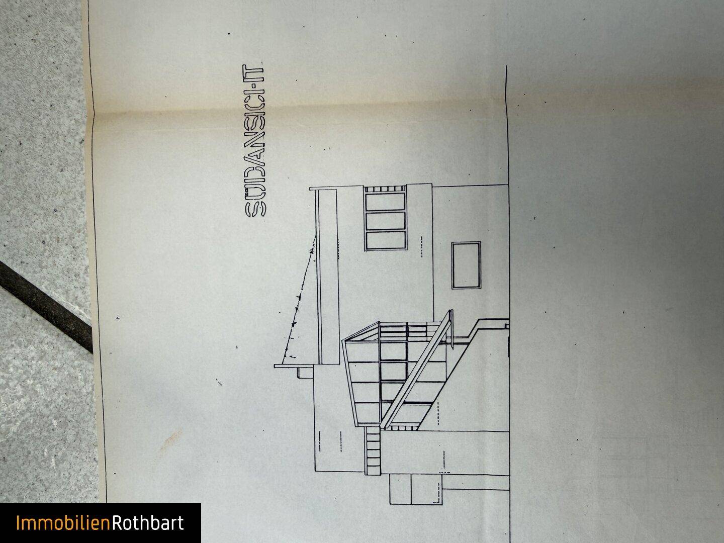 Südansicht des Gebäudes mit Fensteranordnung und Außentreppe.