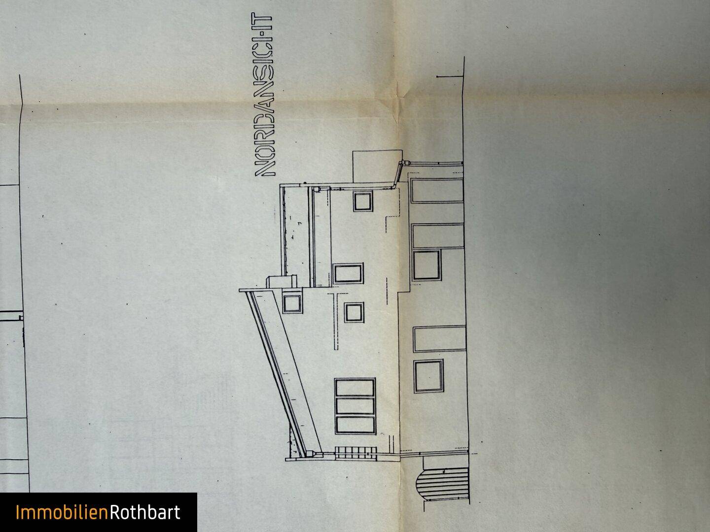 Nordansicht des Gebäudes mit Fensteranordnung und architektonischen Details.