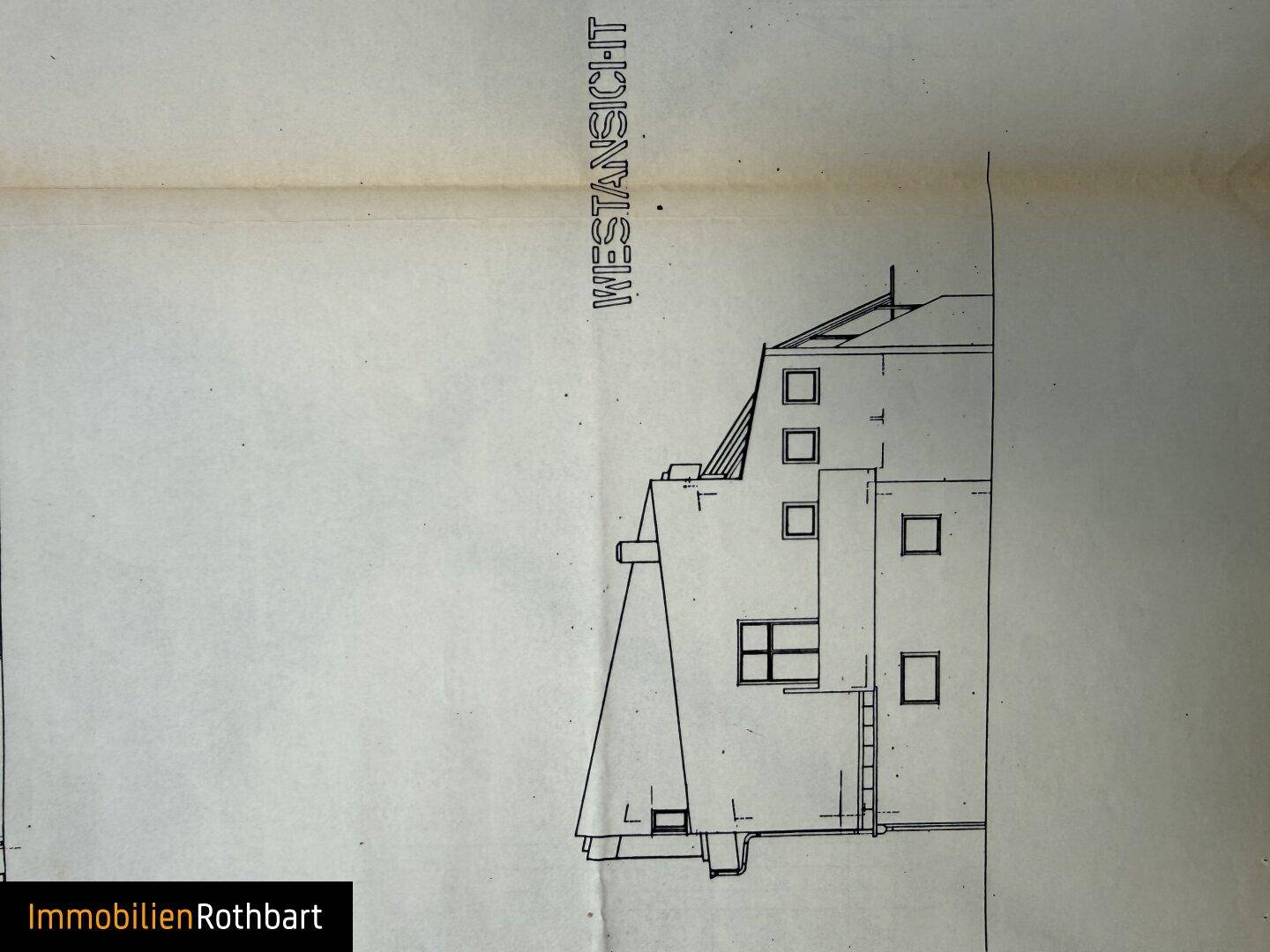 Architektonische Zeichnung der Westansicht eines Gebäudes mit mehreren Fenstern und einem markanten Dach.