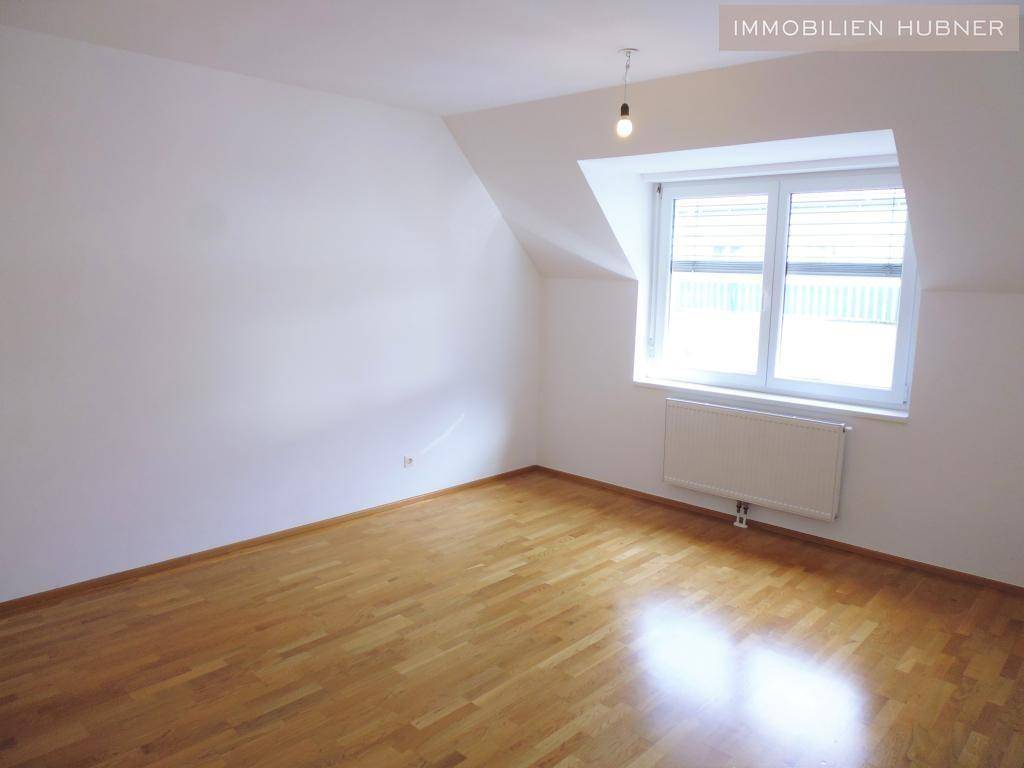 großzügiges Wohnzimmer