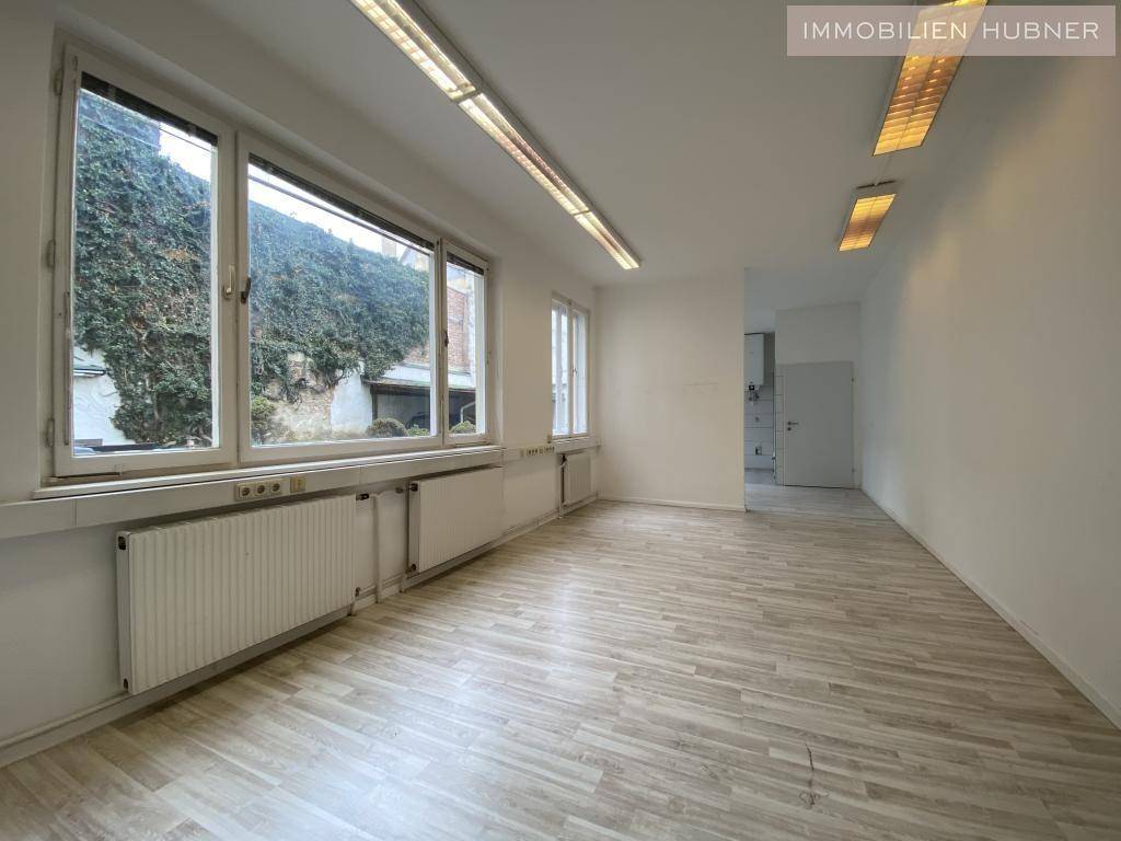 hofseitiges Zimmer - Blick Richtung WC