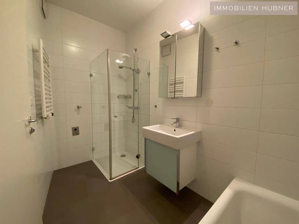 Badezimmer mit Wanne UND Dusche