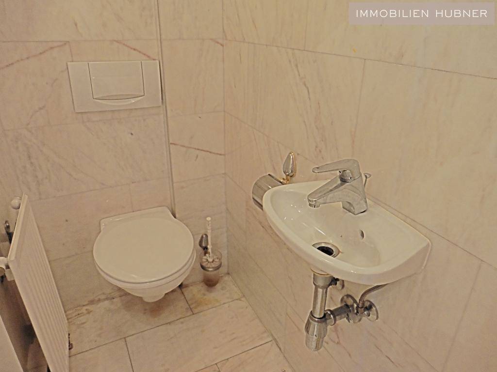 WC mit Waschbecken