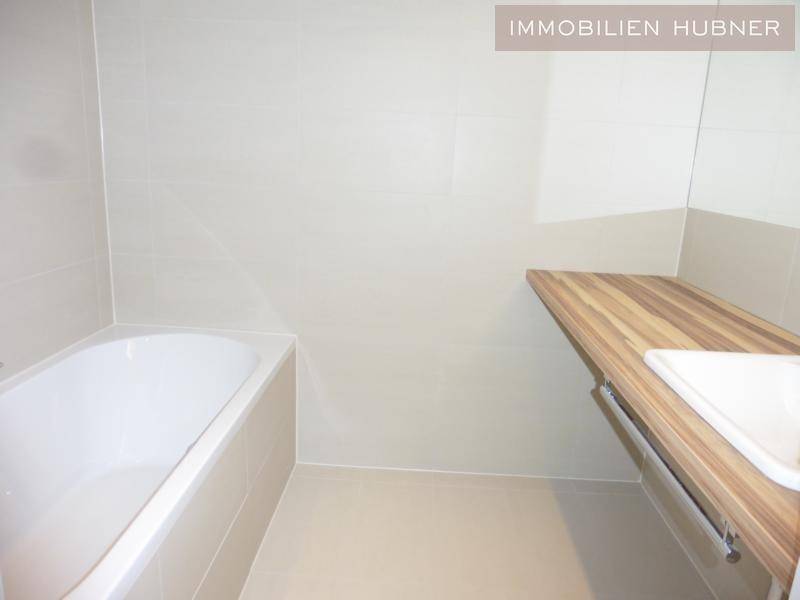 modernes Bad mit Wanne