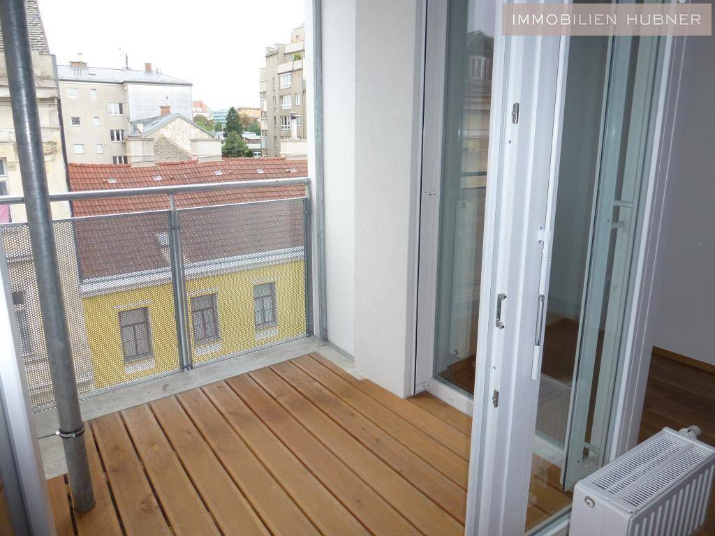 Loggia mit modernen Holzdielen