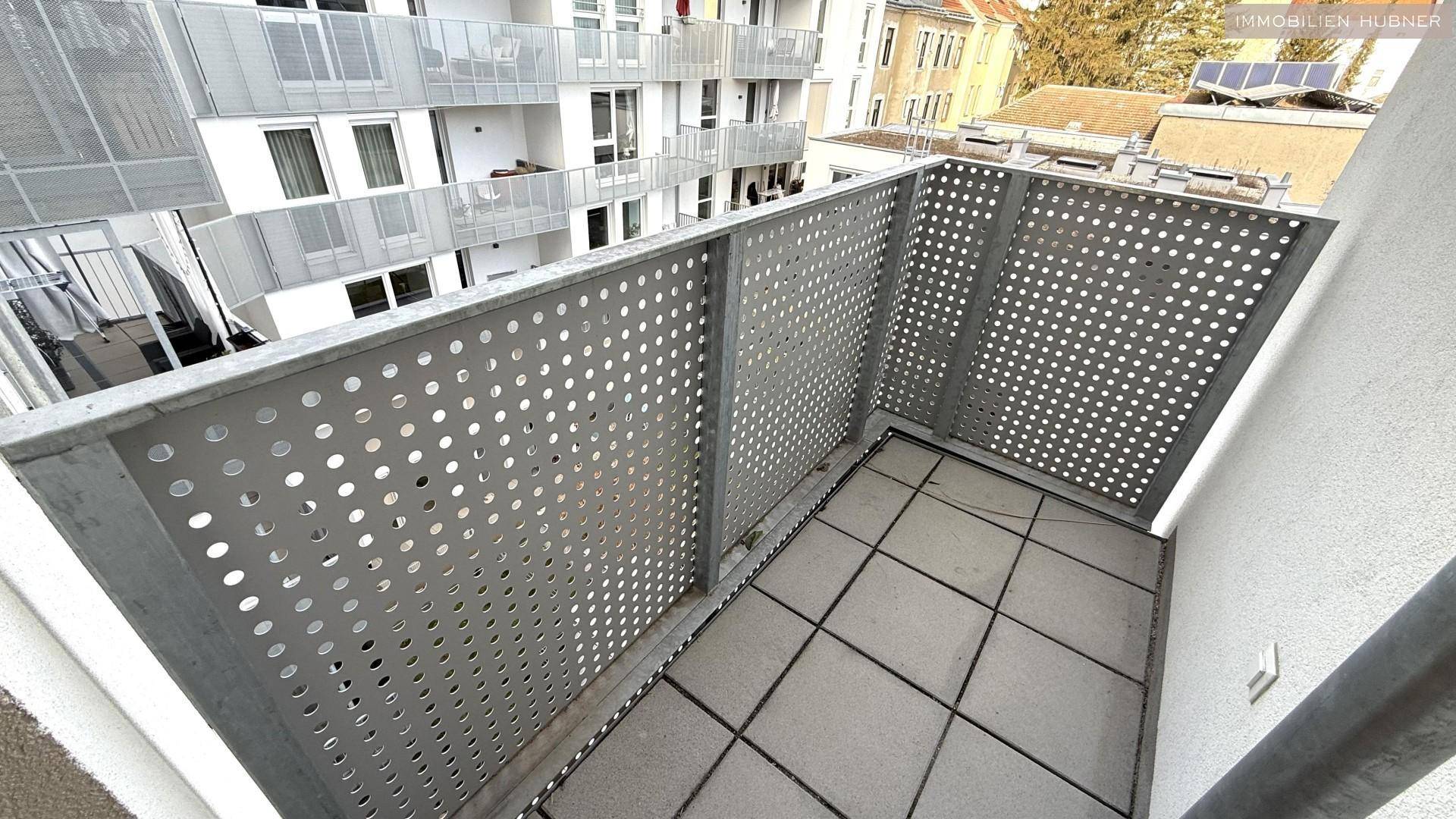 hofseitiger Balkon