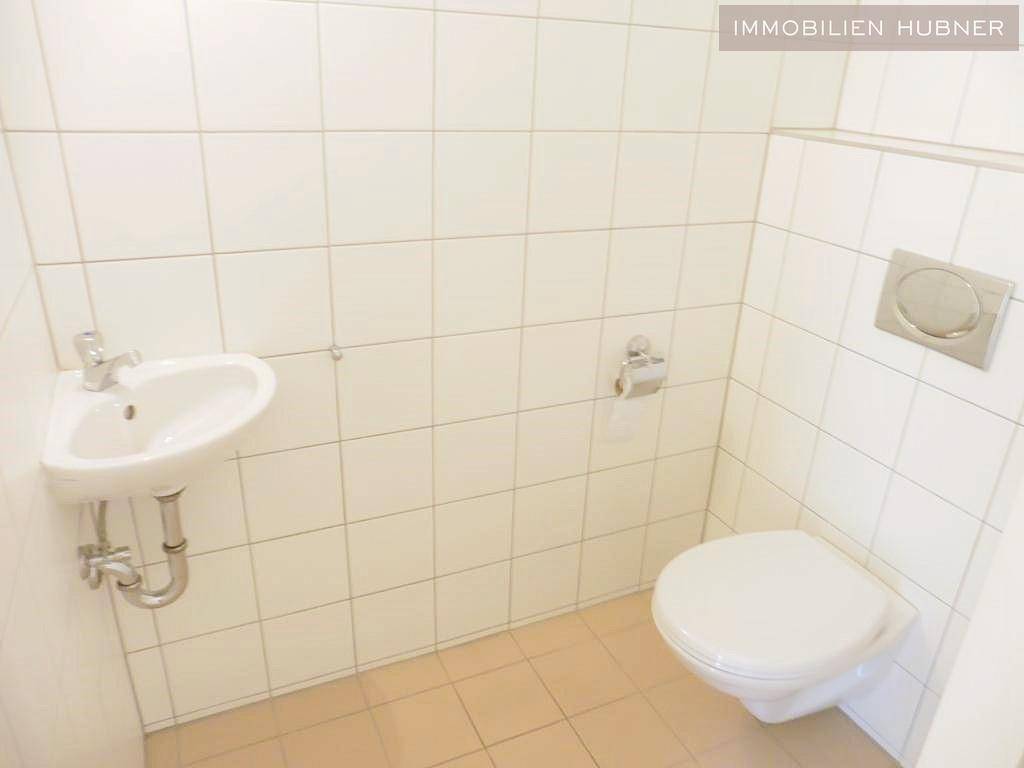 WC mit Waschbecken