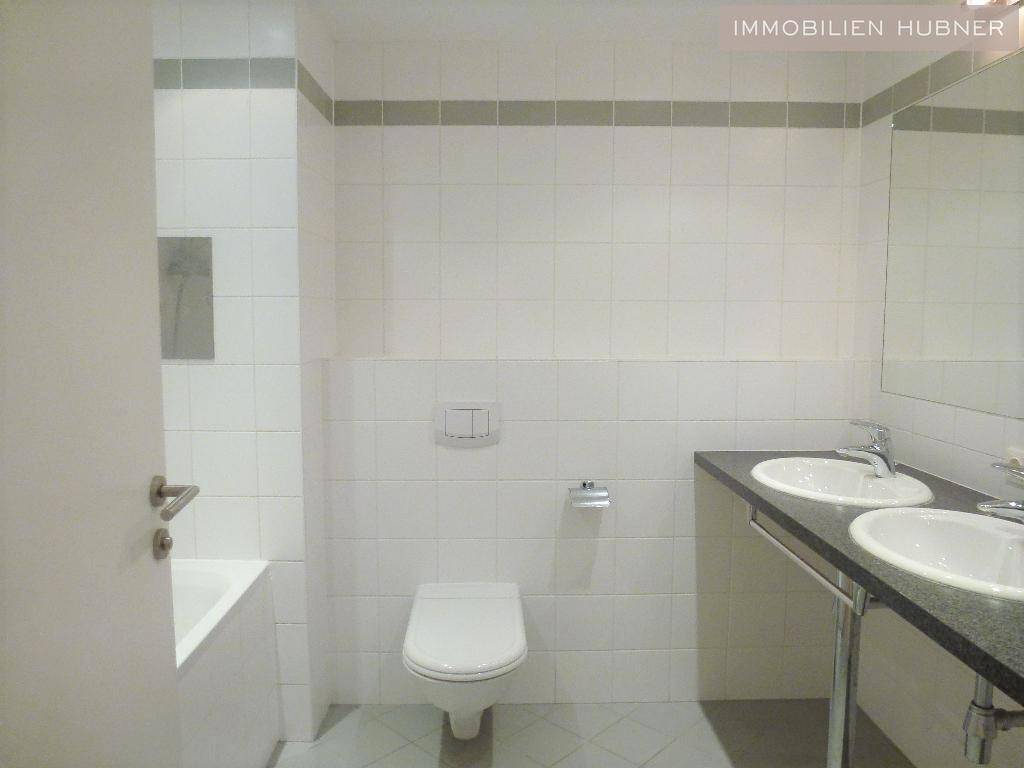 zwei moderne Badezimmer