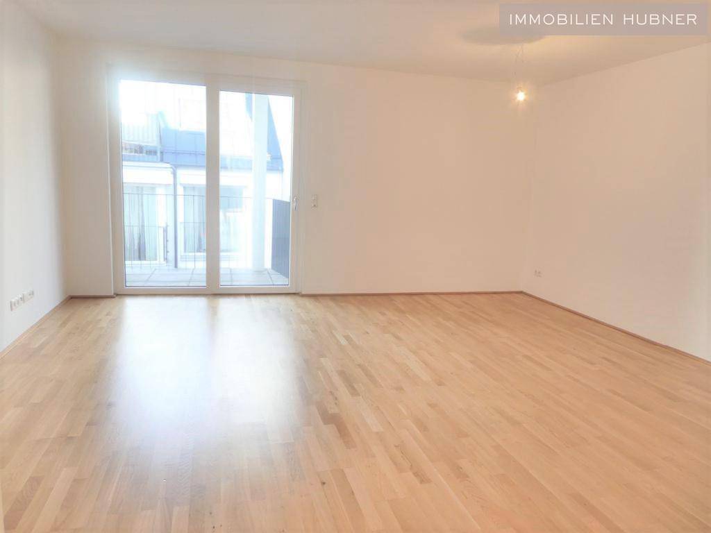 großzügiges Wohnzimmer